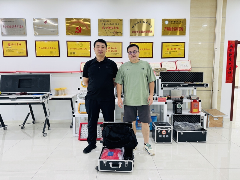 熱烈歡迎廣西客商蒞臨華礦集團現(xiàn)場自提YCS3000瞬變電磁儀一臺